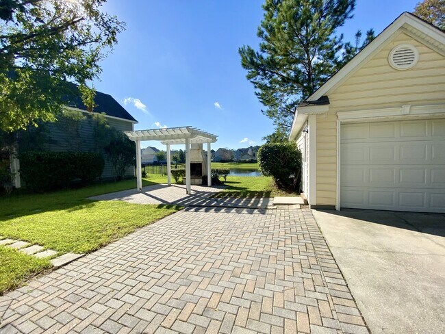 Building Photo - Charming Four-Bedroom Home in Bluffton wit...