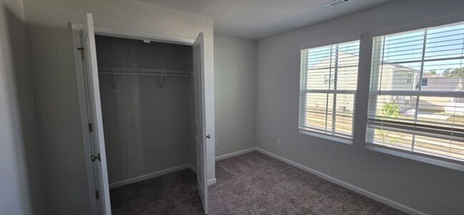 Building Photo - **** READY TO MOVE IN NOW ****