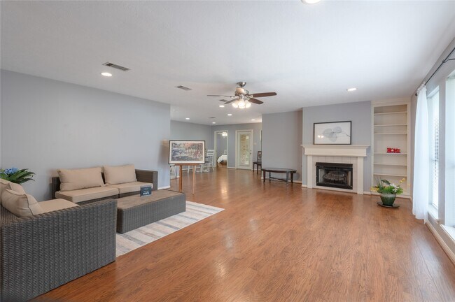 Building Photo - 2232 Azalea Cir