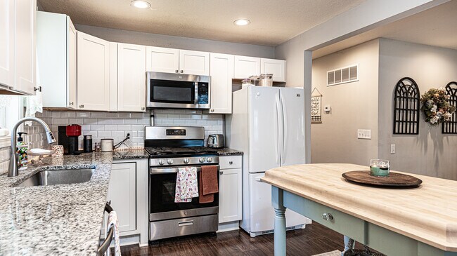 Building Photo - 405 NE Richardson Pl