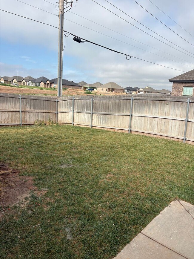Building Photo - Single Family - Beautiful 4/2 house