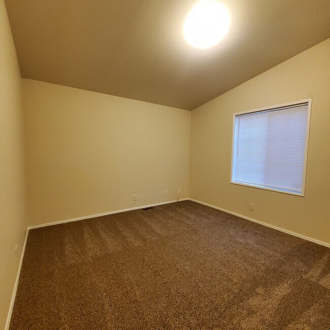 Building Photo - Pet Friendly 4 bedroom 2 bath home w/ 2 car garage