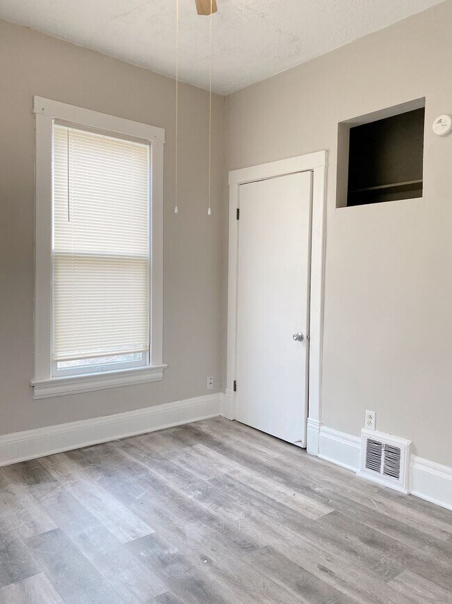 Building Photo - Large 2 bed 1 bath house