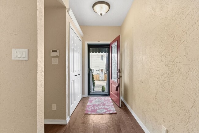 Building Photo - Charming 3 Bedroom/4 Bathroom Detached Home Located In The South Side Flats.  Available Immediately.
