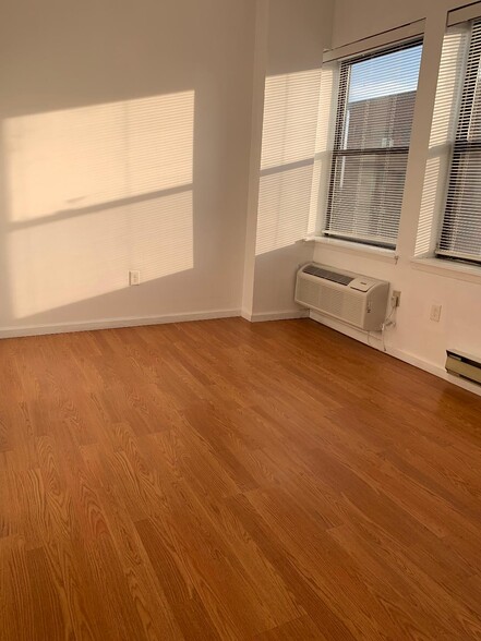 Master Bdrm without Furniture - 111 Mulberry St