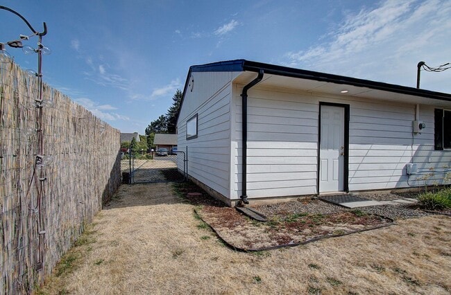 Building Photo - Welcome to this Beautifully Remodeled Ranc...