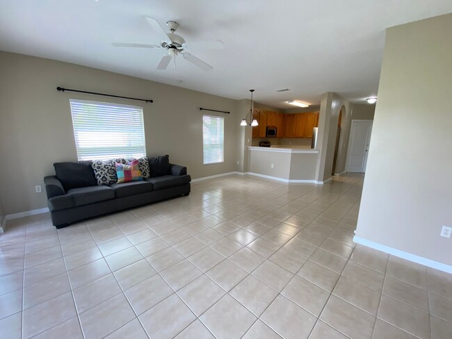 Building Photo - 3/2.5  Davenport Townhouse