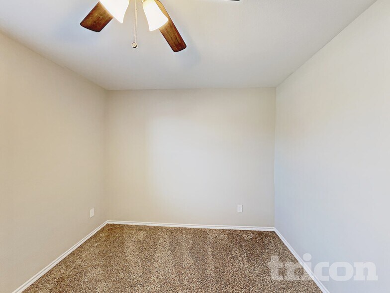 Building Photo - 916 Roland Dr