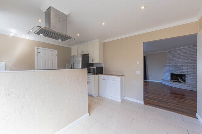 Building Photo - 833 2nd St