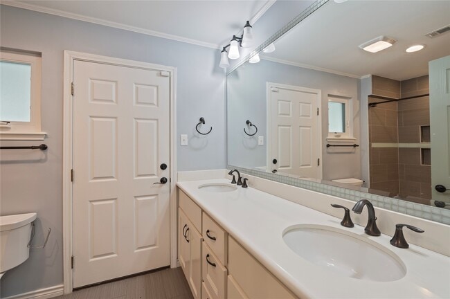 Building Photo - 4034 Shady Springs Dr