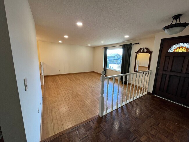 Building Photo - Beautiful One-Level Home with Sunroom, Vaulted Ceilings & Multiple Living Areas