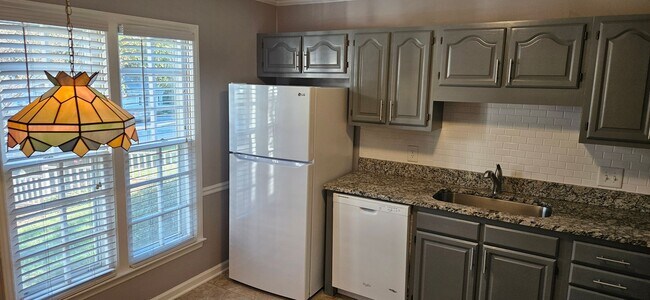 Building Photo - Darling 2br 2ba One Level Living Townhome ...