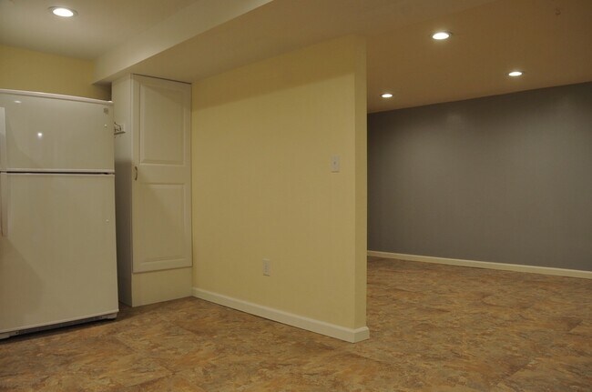 Building Photo - Basement Apartment, 2 bed 1 bath close to Food Trucks on Best