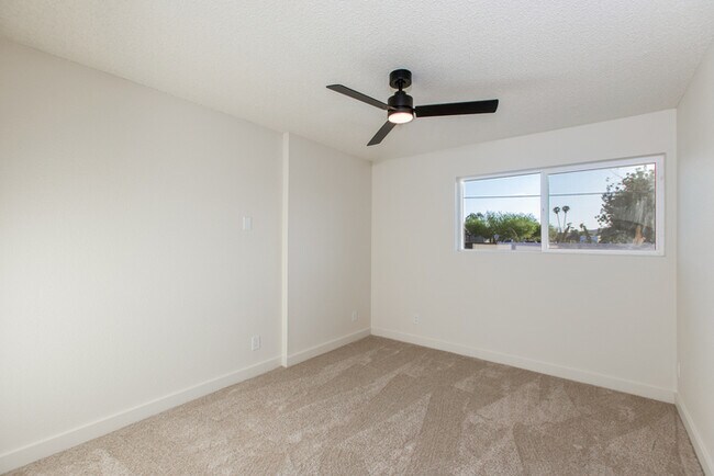 Building Photo - Beautiful 4 Bedroom, 3 Bath Home on an Oversized 18,000 Sq Ft Lot