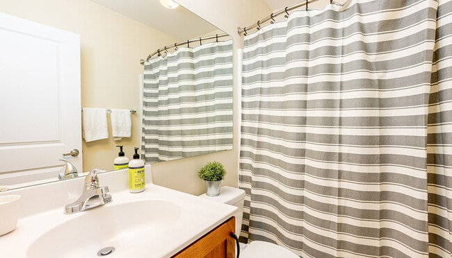 Building Photo - 2402 Clubhouse Ct