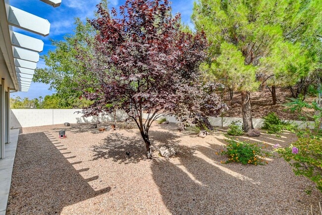 Building Photo - Popular Seven Hills Area, 1-Story, Complet...
