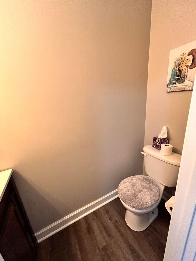 Building Photo - Large family rental available in Maple Hill