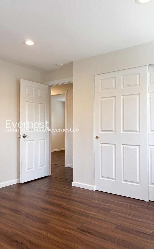Building Photo - 3-Bed/2.5-Bath Home with Fenced Yard & Attached Garage/Available Now!