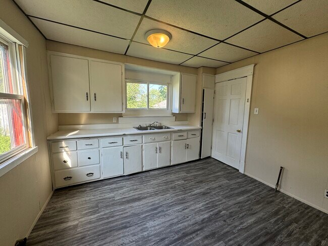 Building Photo - 124 N Beard St