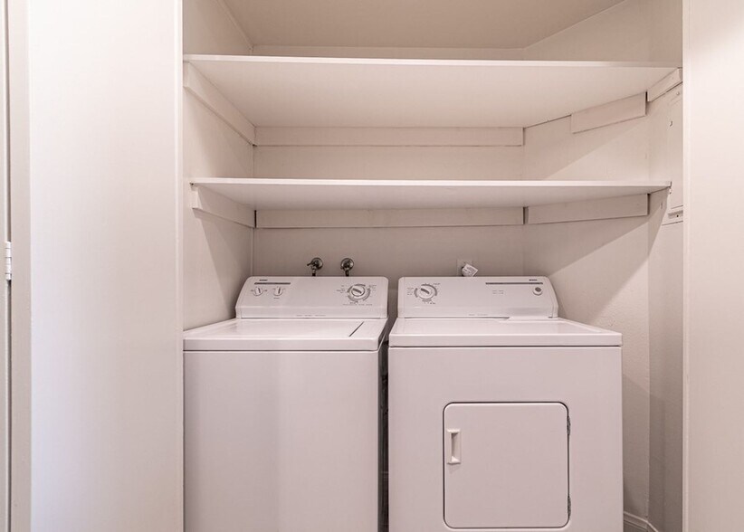 Building Photo - 723 Westmount Dr