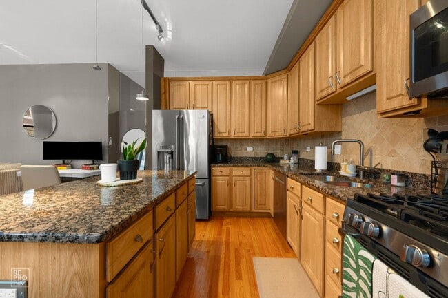 Building Photo - Modern Living Right in the Loop and Free P...