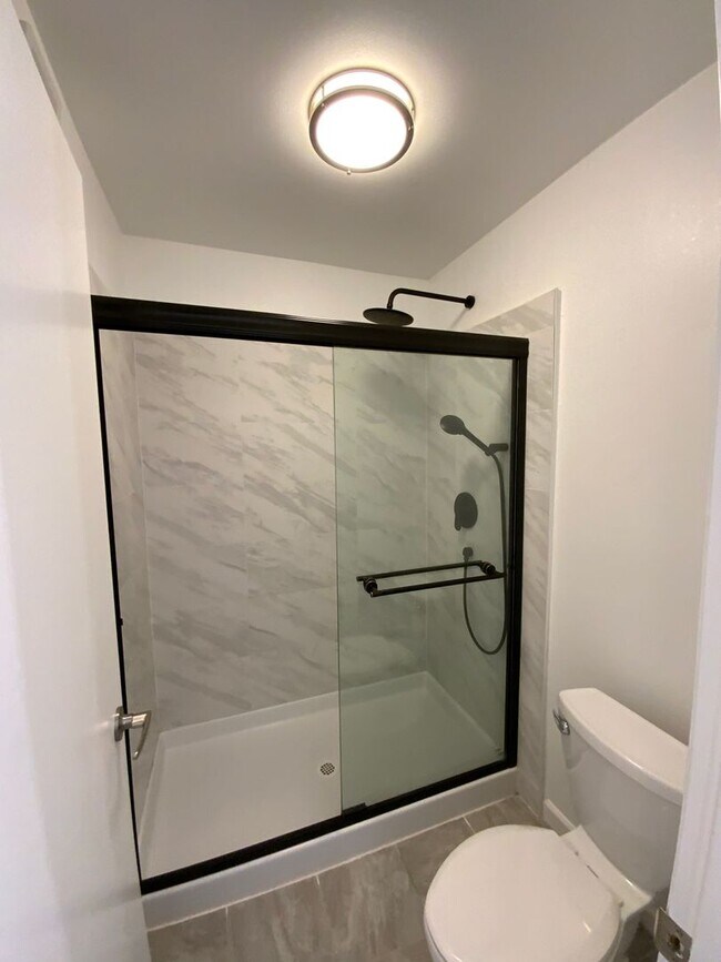 Building Photo - Elegant Remodeled 3BR Condominium in Sharon Heights