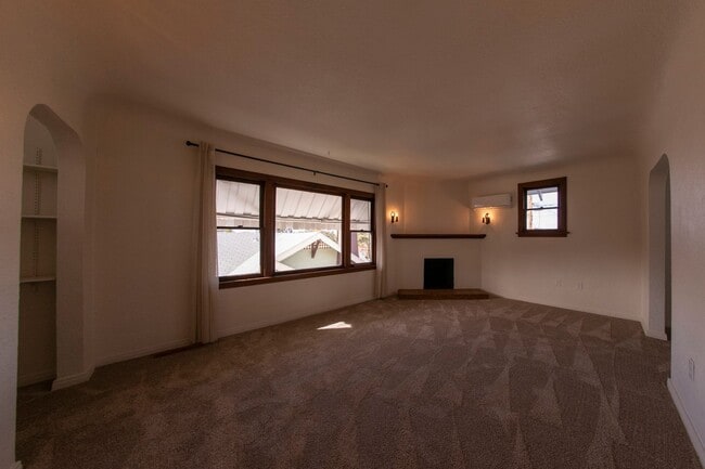 Building Photo - 2 BR/ 1BA unit in Hilcrest - Charming Upstairs Apt, A/C & Heat, tons of windows, updated Kit, ori...