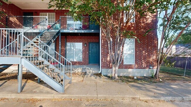 Building Photo - 1513 Hollow Hill Dr