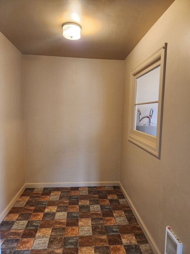 Building Photo - Cozy 2 Bedroom Duplex With Detached Garage