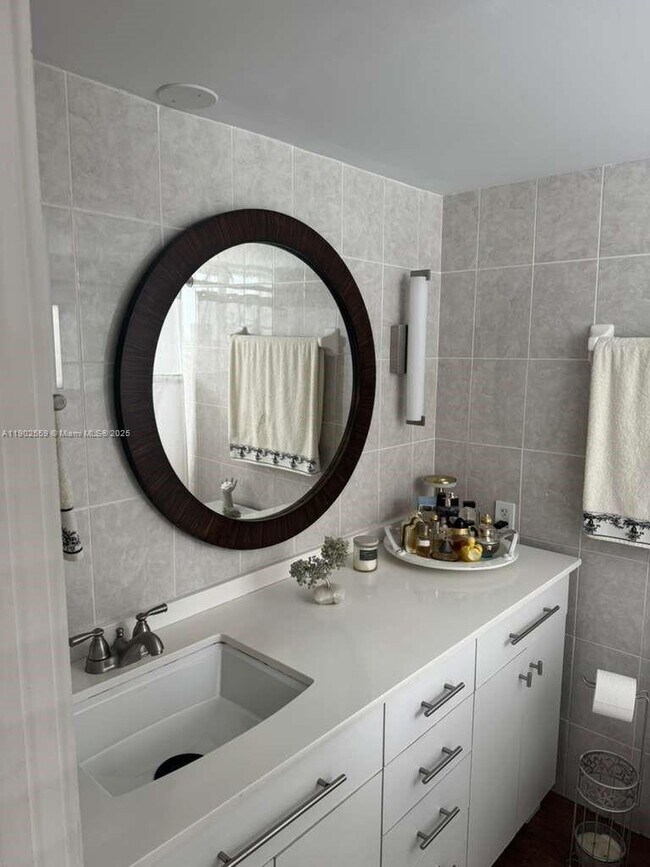 Building Photo - 1650 N Riverside Dr