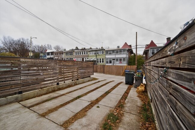 Building Photo - Gorgeous Renovated Furnished 3br in Mt Pleasant for Seasonal Lease