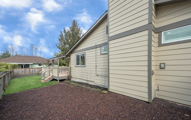 Building Photo - Bright Beautiful Home with huge fenced bac...