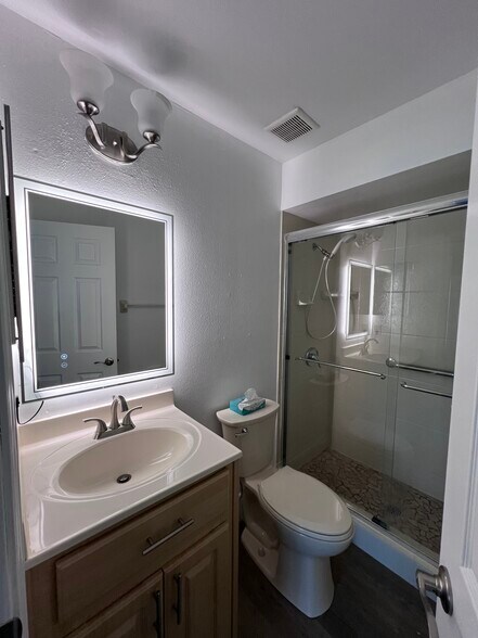Building Photo - 1302 Northlake Dr