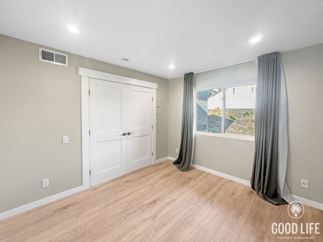 Building Photo - Spacious 2 BD- 2 BA Condo w/ Large Private Balcony, AC, and In-Unit W/D!