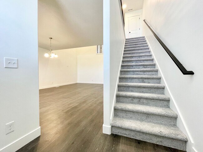 Building Photo - Modern Townhome at Mountain Ridge!
