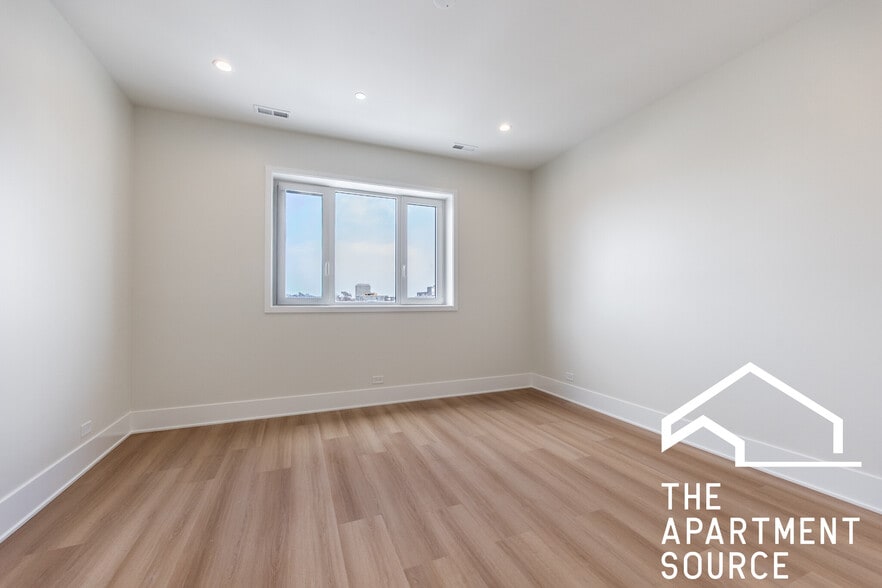 Building Photo - 1625 W Grand Ave