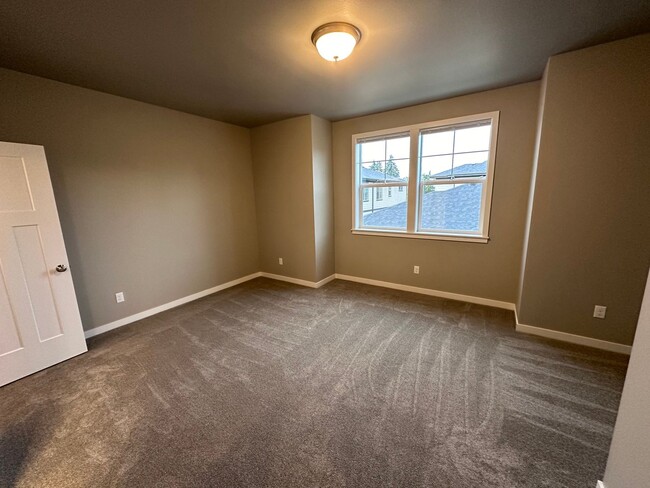 Building Photo - 4 Bedroom / 4 bath New Townhome. Every bed...