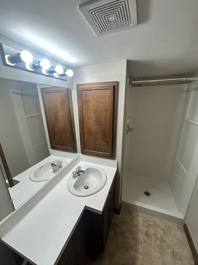 Building Photo - 7615 Walnut Ave