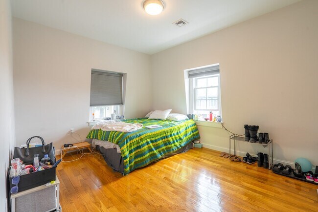 Building Photo - 745 Somerville Ave