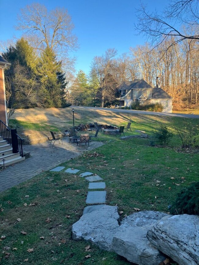 Building Photo - Lower Level Apartment in Beautiful Brentwo...