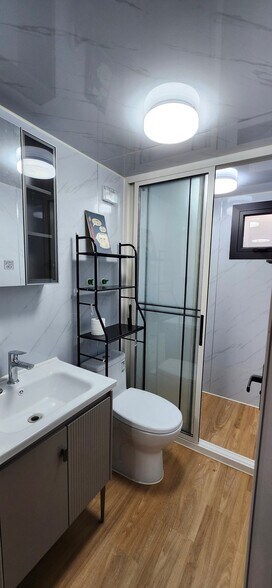 Building Photo - 2 W Nakoma