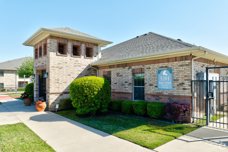 Building Photo - Oak Timbers Fort Worth South Apartments