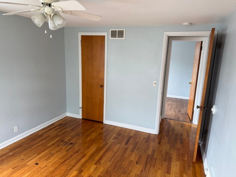 Building Photo - 947 Vassar Dr