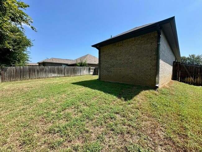 Building Photo - Available Now! 3 Bed 2 Bath in Flint!