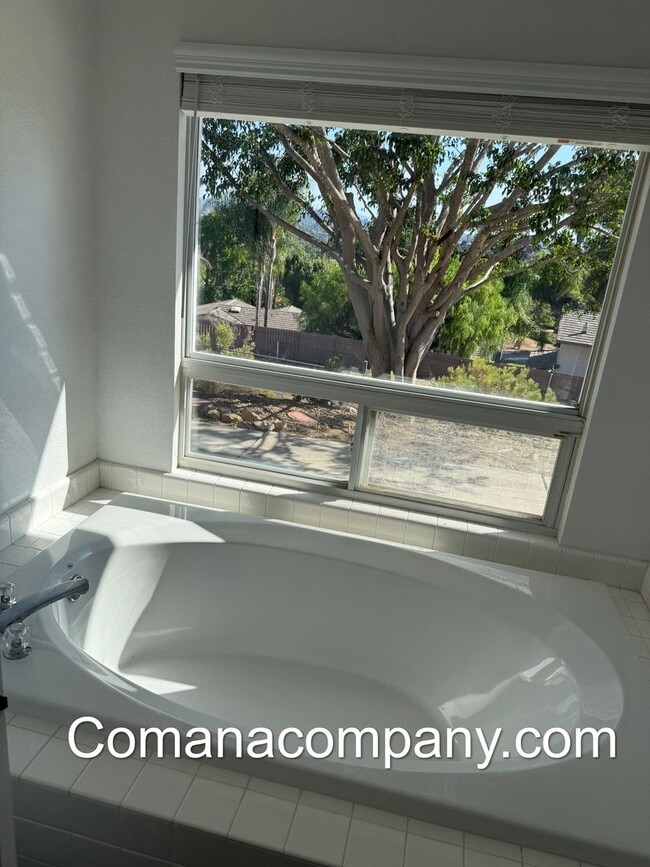 Building Photo - Gorgeous, spacious 3BR/2BA w views, yard, ...
