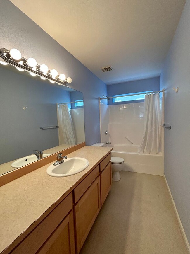 Building Photo - Charming Home Near John Wayne Trail