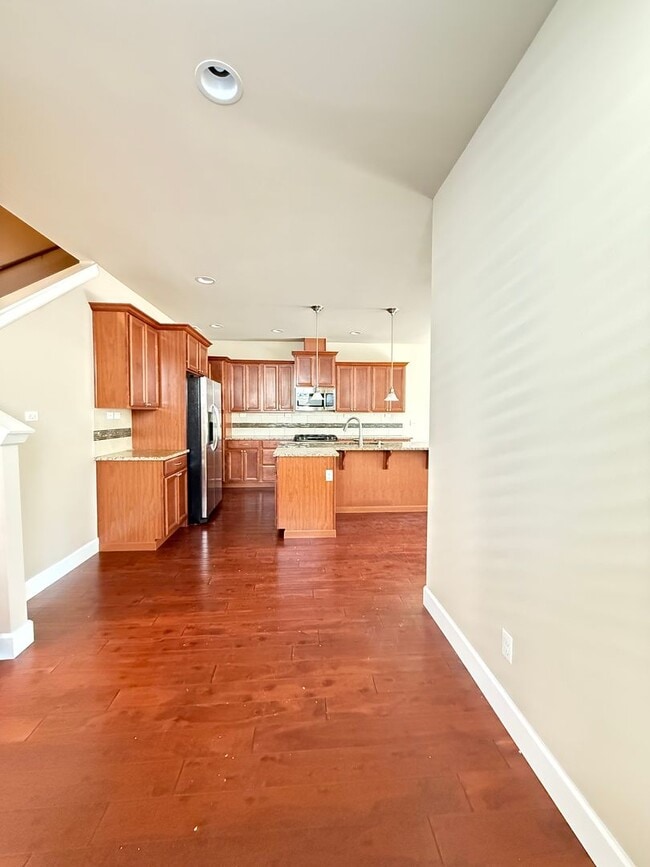 Building Photo - New! 3BD/2.5BTH Modern Townhouse in Greekb...