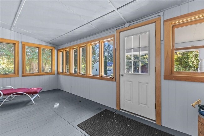 Building Photo - Well-Cared for historic beauty in private setting tucked in the Hill Section