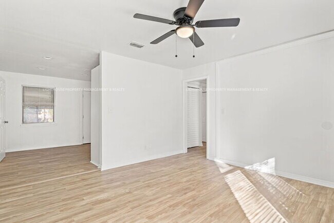 Building Photo - Renovated 4 Bed/1 Bath Home with Huge Yard!