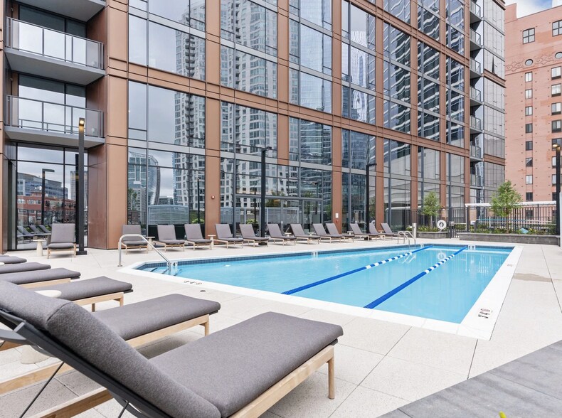 Building Photo - 345 N Canal St